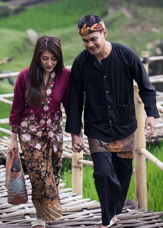 Bukan Cuma Kebaya! Ini 7 Baju Adat Sunda yang Unik dan Wajib Kamu Tahu ...