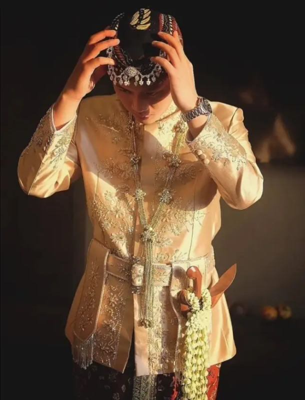 Bukan Cuma Kebaya! Ini 7 Baju Adat Sunda yang Unik dan Wajib Kamu Tahu ...